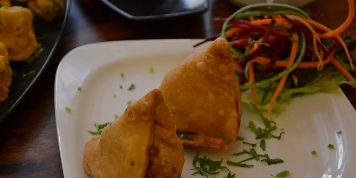 3chodové indické menu dle výběru pro 2 i 4 osoby: vegetariánské, kuřecí nebo jehněčí