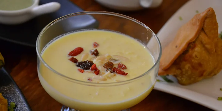 3chodové indické menu dle výběru pro 2 i 4 osoby: vegetariánské, kuřecí nebo jehněčí