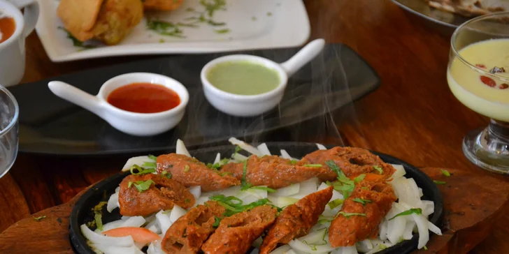 3chodové indické menu dle výběru pro 2 i 4 osoby: vegetariánské, kuřecí nebo jehněčí