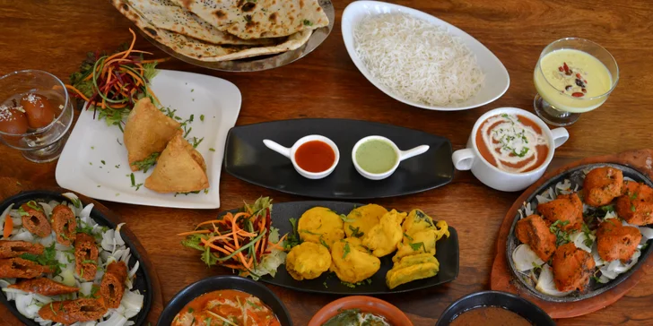 3chodové indické menu dle výběru pro 2 i 4 osoby: vegetariánské, kuřecí nebo jehněčí