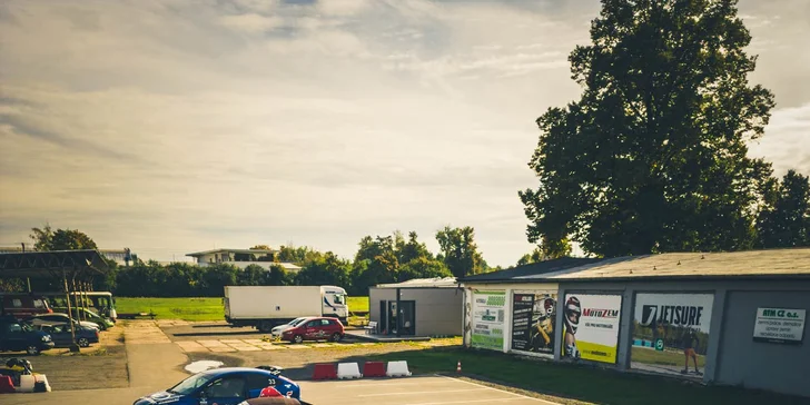 Jízda ve Ferrari, Porsche, Nissanu, Audi či rally taxi Ford a závodní simulátor ve virtuální realitě