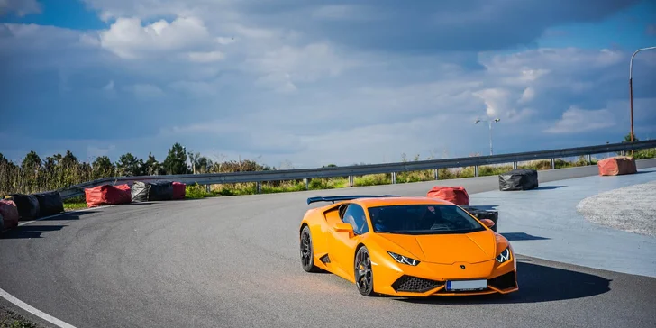 Jízda ve Ferrari, Lamborghini, Porsche, Nissanu či rally taxi Ford a závodní simulátor ve virtuální realitě