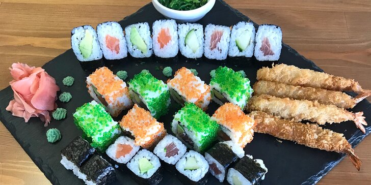 Sushi sety s lososem, avokádem, okurkou, kaviárem i smaženými krevetami
