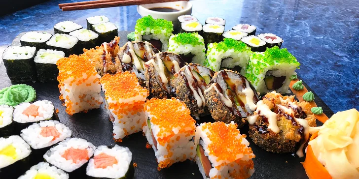 Sushi sety s lososem, avokádem, okurkou, kaviárem i smaženými krevetami