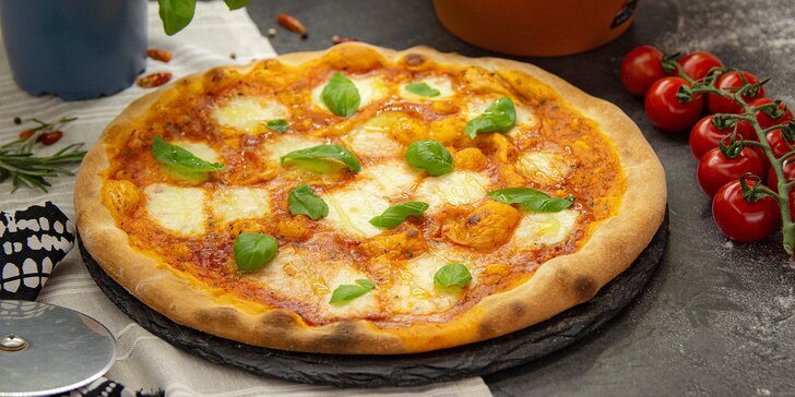 Dvě 33cm pizzy dle výběru z menu v cenové hladině 189–209 Kč: špenát, kukuřice i hříbky