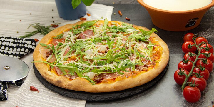 Dvě 33cm pizzy dle výběru z menu v cenové hladině 189–209 Kč: špenát, kukuřice i hříbky
