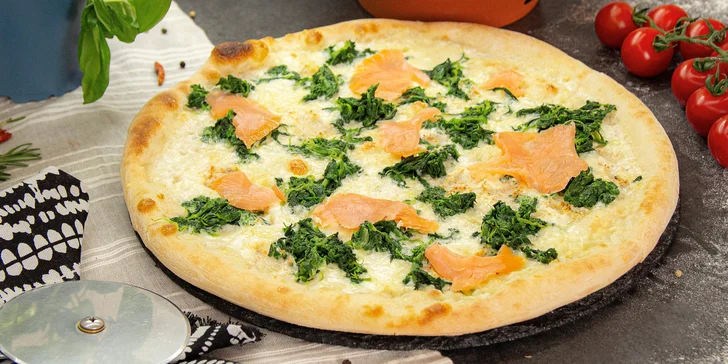 Dvě 33cm pizzy dle výběru z menu v cenové hladině 189–209 Kč: špenát, kukuřice i hříbky