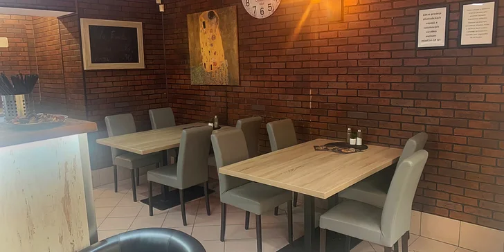 Dvě 33cm pizzy dle výběru z menu v cenové hladině 189–209 Kč: špenát, kukuřice i hříbky