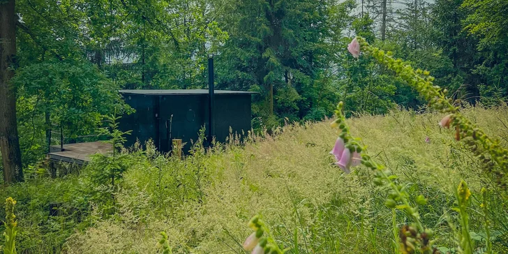 Ukryjte se před světem uprostřed přírody: plně vybavený tiny house u Sázavy s lahví prosecca