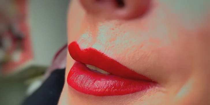 Permanentní make-up: oční linky, obočí pudrovou metodou i výplň rtů