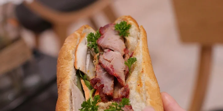 Vietnamská bageta Banh Mi a k ní čaj dle výběru: mléčný, plný ovoce nebo detoxikační