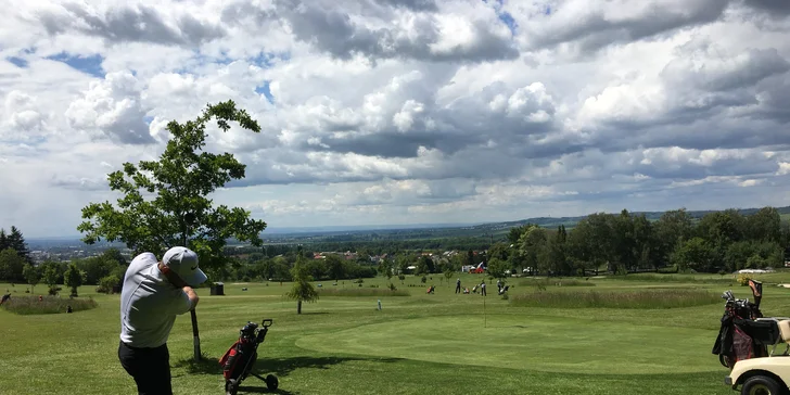 Zapracujte na odpalech: lekce golfu pro jednotlivce i rodiny v Holešově s možností ročního členství