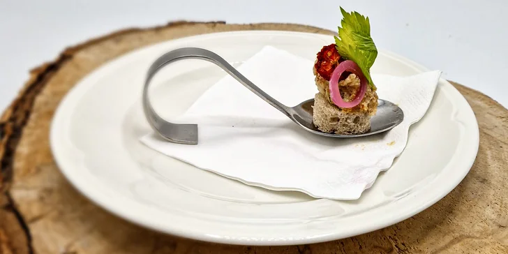 Relax ve venkovním wellness sudu i 5chodové degustační menu pro 2 osoby v letovisku Chobot