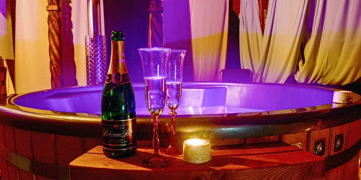 Relax ve venkovním wellness sudu i 5chodové degustační menu pro 2 osoby v letovisku Chobot