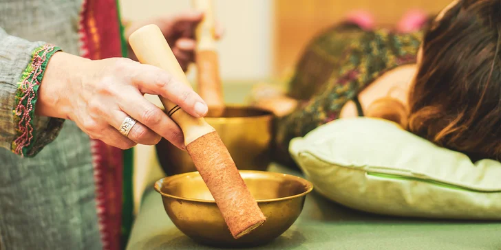 Terapeutická masáž na míru s aromaterapii a závěrečnou harmonizací zvukem