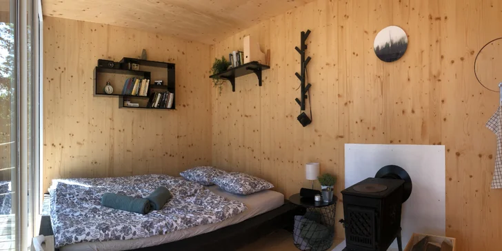 Ukryjte se před světem uprostřed přírody: plně vybavený tiny house u Sázavy s lahví prosecca
