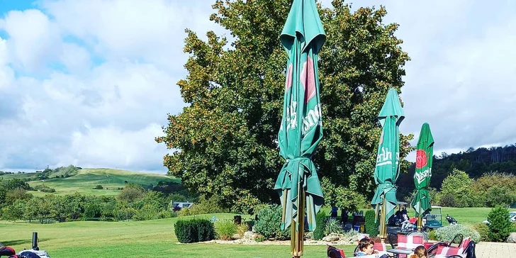 Pobyt ve Slavkově u Brna nejen pro golfisty: hotel přímo na hřišti, se snídaní a vínem