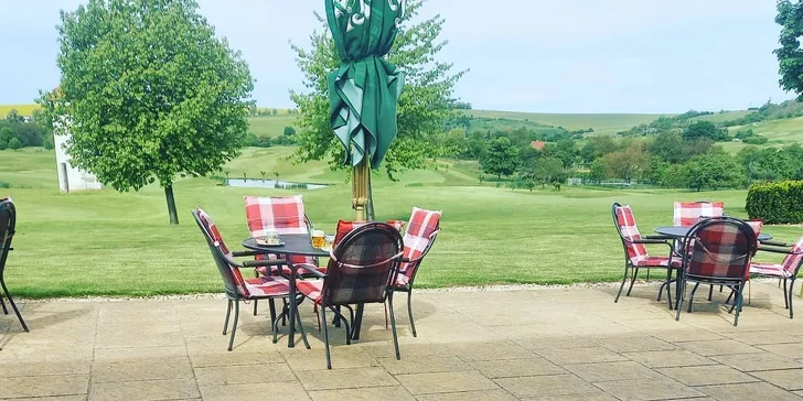 Pobyt ve Slavkově u Brna nejen pro golfisty: hotel přímo na hřišti, se snídaní a vínem