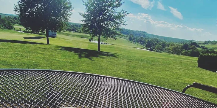 Pobyt ve Slavkově u Brna nejen pro golfisty: hotel přímo na hřišti, se snídaní a vínem