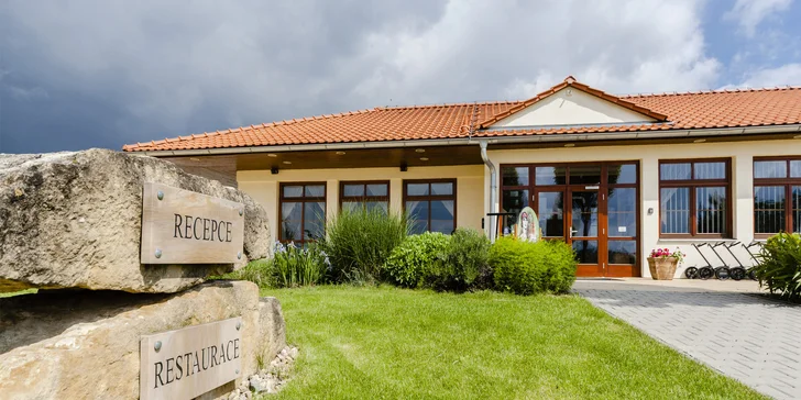 Pobyt ve Slavkově u Brna nejen pro golfisty: hotel přímo na hřišti, se snídaní a vínem