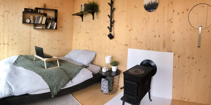 Ukryjte se před světem uprostřed přírody: plně vybavený tiny house u Sázavy s lahví prosecca