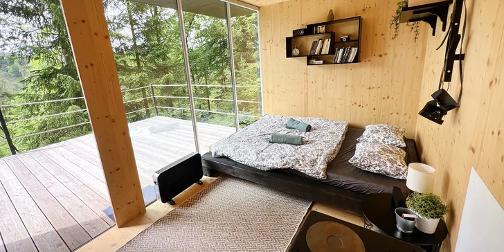 Ukryjte se před světem uprostřed přírody: plně vybavený tiny house u Sázavy s lahví prosecca