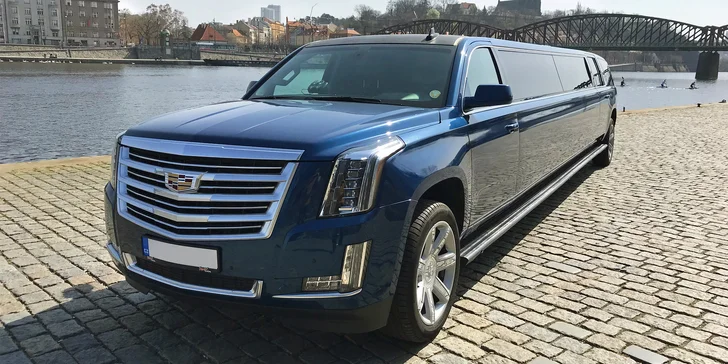 Luxusní jízda až pro 15 osob: pronájem obří limuzíny Hummer či Cadillac i s řidičem