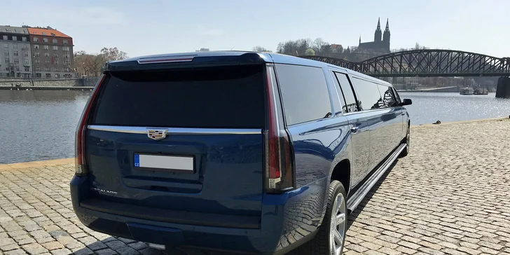 Luxusní jízda až pro 15 osob: pronájem obří limuzíny Hummer či Cadillac i s řidičem