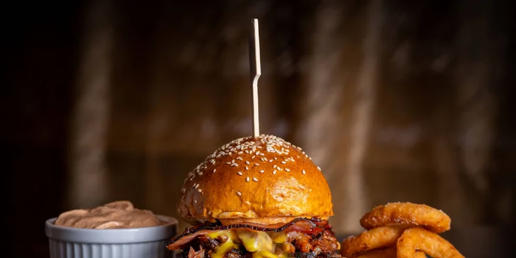 1 či 2 burgery z hovězího žebra v sezamové bulce se slaninou, čedarovou omáčkou a cibulovými kroužky