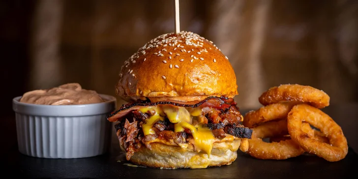 1 či 2 burgery z hovězího žebra v sezamové bulce se slaninou, čedarovou omáčkou a cibulovými kroužky