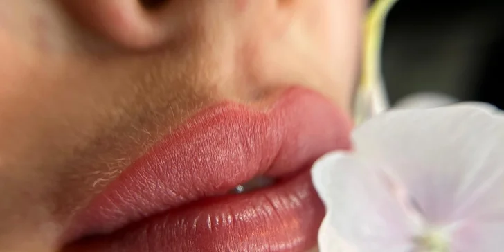 Permanentní make-up: oční linky, obočí pudrovou metodou i výplň rtů