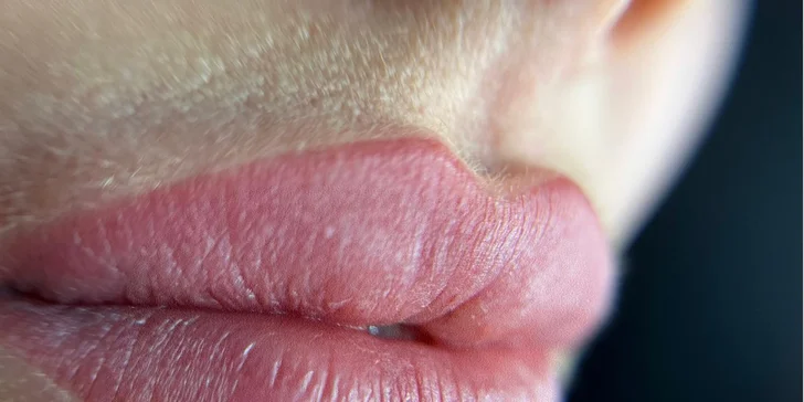 Permanentní make-up: oční linky, obočí pudrovou metodou i výplň rtů