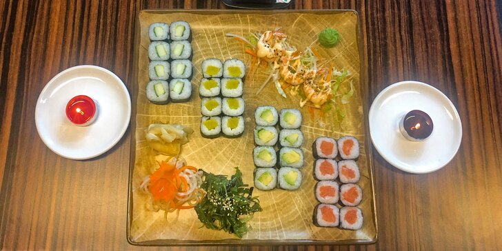 Pestré sety sushi o 19–61 ks i s polévkou z lososa a mořských řas či restovanými krevetami