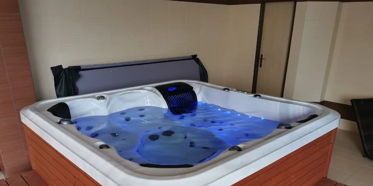 Blahodárná relaxace pro 2: 60 minut v soukromé masážní vířivce či 120 minut ve veřejném wellness