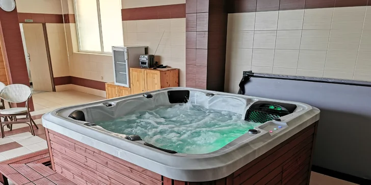 Blahodárná relaxace pro 2: 60 minut v soukromé masážní vířivce či 120 minut ve veřejném wellness