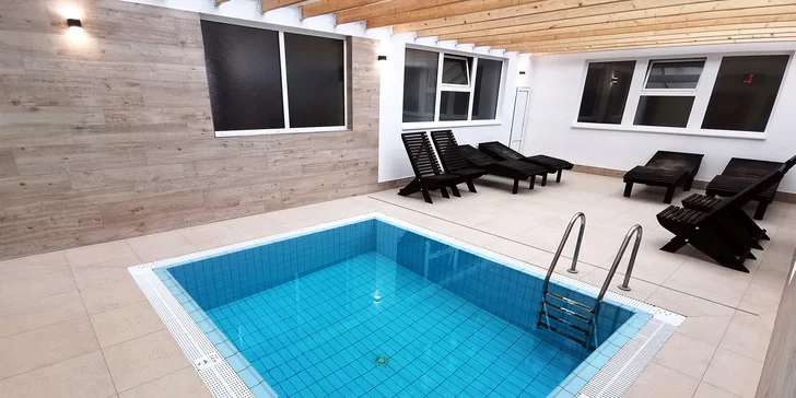 Blahodárná relaxace pro 2: 60 minut v soukromé masážní vířivce či 120 minut ve veřejném wellness