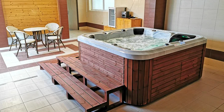 Blahodárná relaxace pro 2: 60 minut v soukromé masážní vířivce či 120 minut ve veřejném wellness