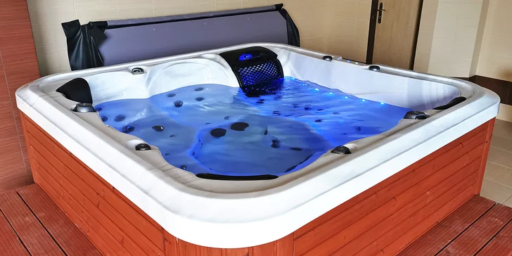 Blahodárná relaxace pro 2: 60 minut v soukromé masážní vířivce či 120 minut ve veřejném wellness