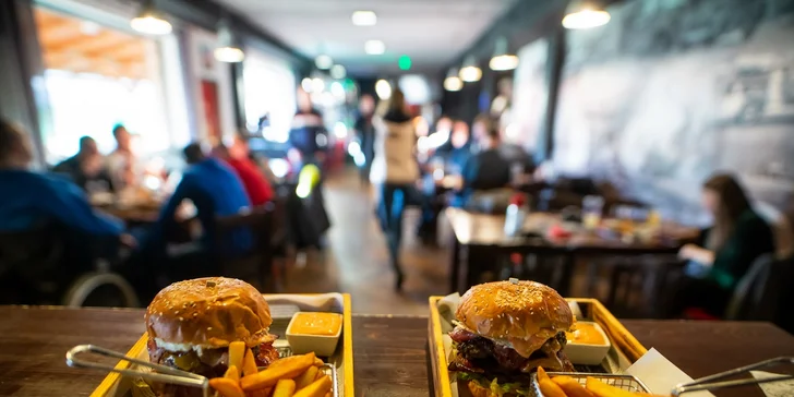 1 či 2 burgery dle výběru s hranolky od Chachara: vyzrálé hovězí, pravý čedar i křupavá slanina