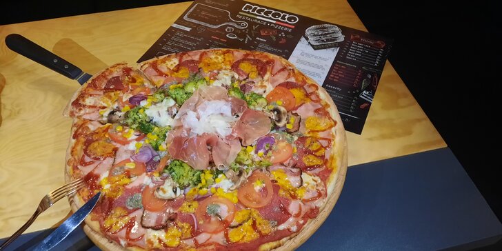Maxi pizza o průměru 42 cm s až 12 ingrediencemi dle vašeho výběru