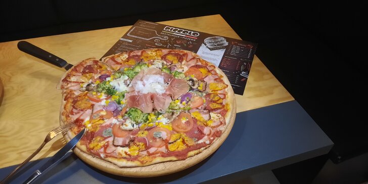 Maxi pizza o průměru 42 cm s až 12 ingrediencemi dle vašeho výběru
