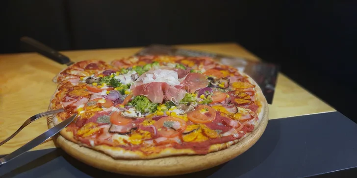 Maxi pizza o průměru 42 cm s až 12 ingrediencemi dle vašeho výběru