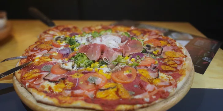 Maxi pizza o průměru 42 cm s až 12 ingrediencemi dle vašeho výběru