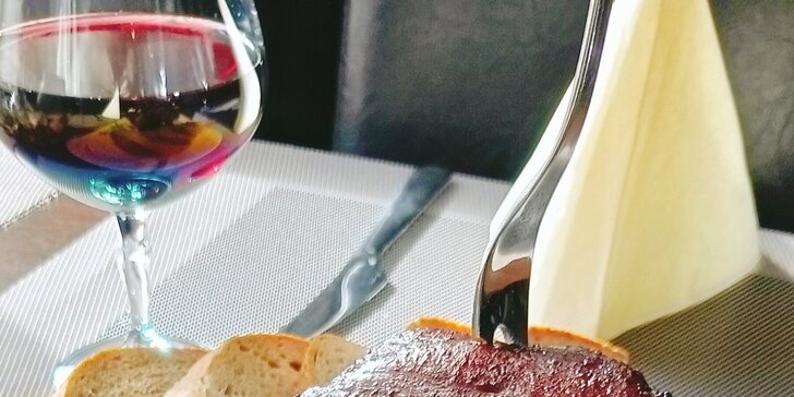 Marinované koleno v restauraci v Prachovských skalách: s křenem, chlebem i kozími rohy