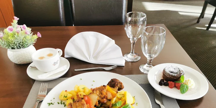 Tříchodové menu v Prachovských skalách pro 1 i 2 osoby: paštika, špíz a čokoládový fondán