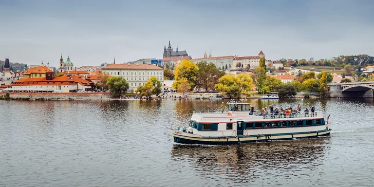 Adventní plavba centrem Prahy se svařákem nebo kakaem či pronájem celé lodi na 1 až 5 hodin