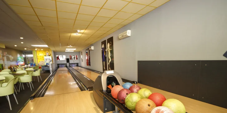 Dvě hodiny bowlingu až pro 8 hráčů a kilo kuřecích řízků s okurkami i pečivem