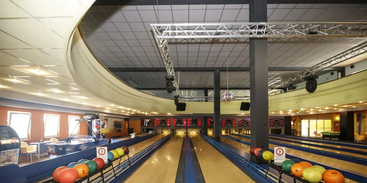 Skvělá zábava a občerstvení až pro 8 osob: bowling a mix naložených sýrů