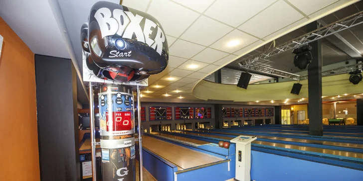 Dvě hodiny bowlingu až pro 8 hráčů a kilo kuřecích řízků s okurkami i pečivem