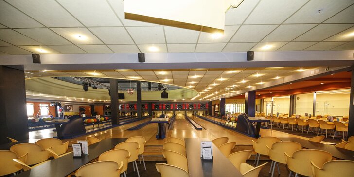 Skvělá zábava a občerstvení až pro 8 osob: bowling a mix naložených sýrů